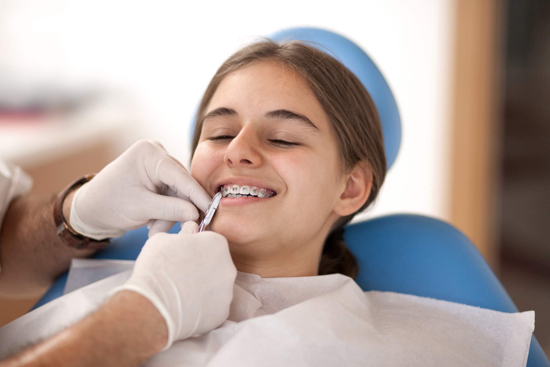 Jak dbać o zęby podczas noszenia aparatu ortodontycznego?