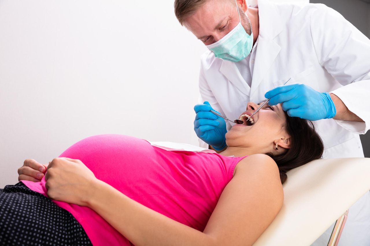 Kobieta w ciąży u dentysty