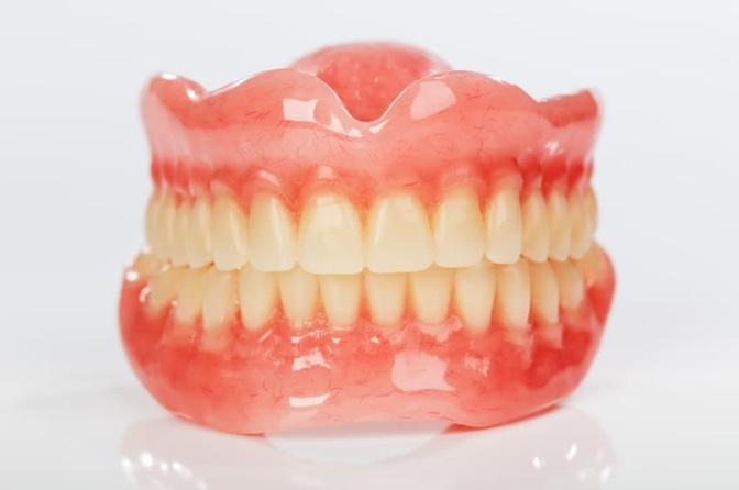 Dlaczego warto zdecydować się na uzupełnienie protetyczne przy brakach zębowych?