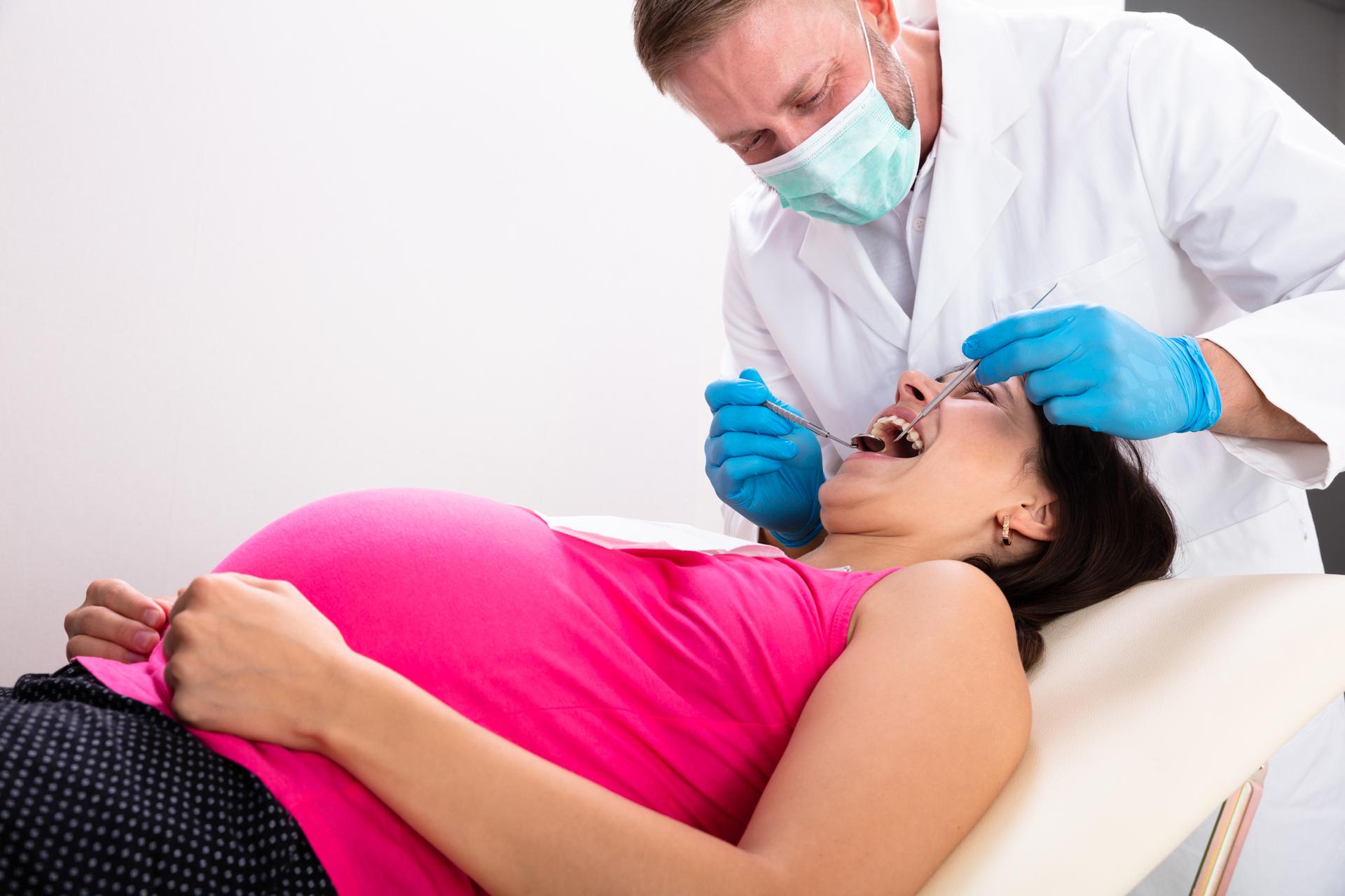 Jak radzić sobie z problemami dentystycznymi w czasie ciąży?
