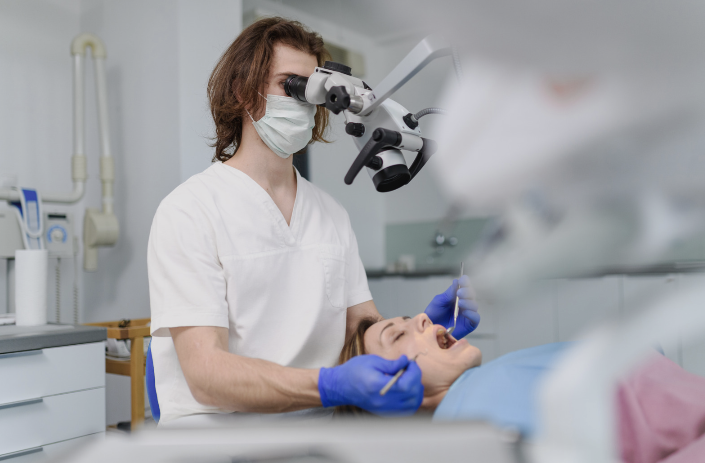 Mikroskop w stomatologii – precyzyjne leczenie kanałowe